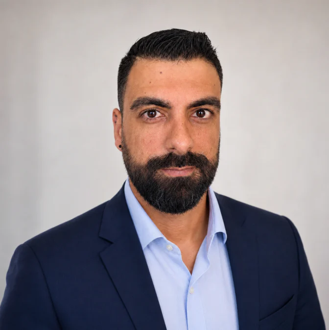 Ritratto di Sérgio Santos, fondatore e responsabile dei mandati di Santos Security Advisory